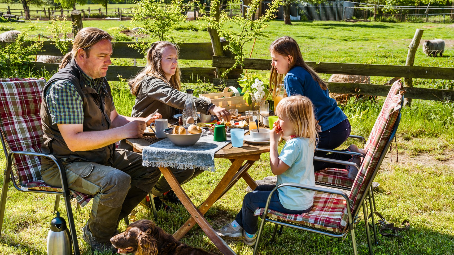 Wenn alle Tiere gefrühstückt haben, setzt sich auch Familie Schwan an den Tisch. Eier, Säfte und Marmeladen sind natürlich aus eigener Produktion., © TMV/Tiemann