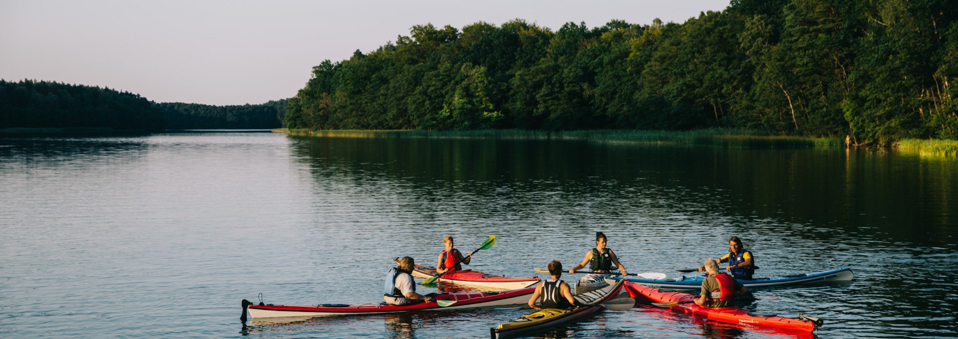 In kleinen Gruppen und tollem Ambiente: Kajakfahrten und gemeinsam lernen, © Cherie Birkner