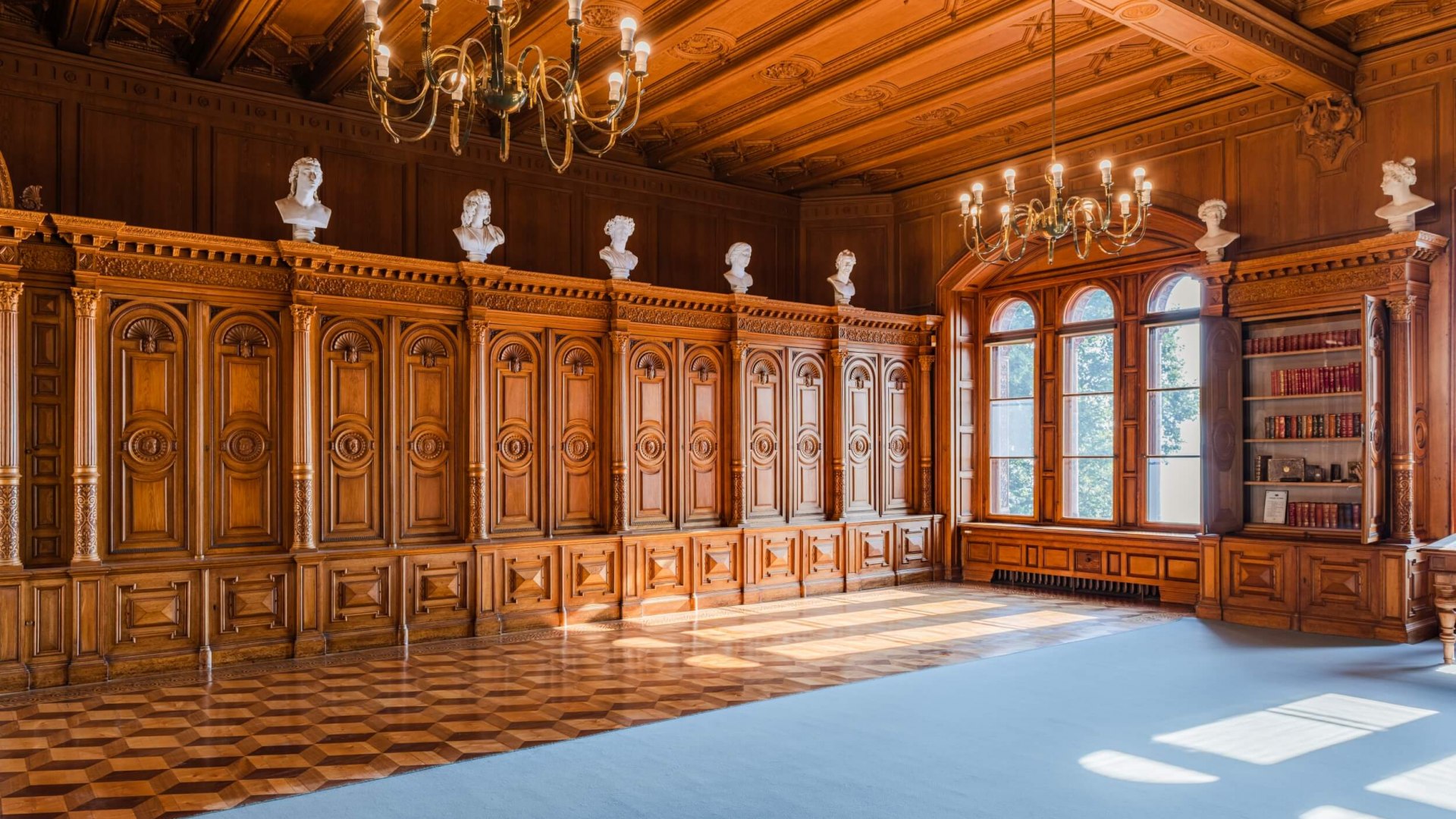 Wenn man am richtigen Regal zieht, öffnet sich in der Bibliothek des Schweriner Schlosses ein versteckter Gang zum Schlafgemach der Großherzogin, © TMV/Tiemann