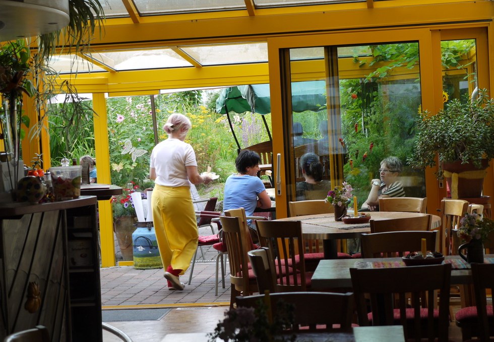 Vom Restaurant geht es durch den Wintergarten gleich in den Garten, © Gerhard Mersch