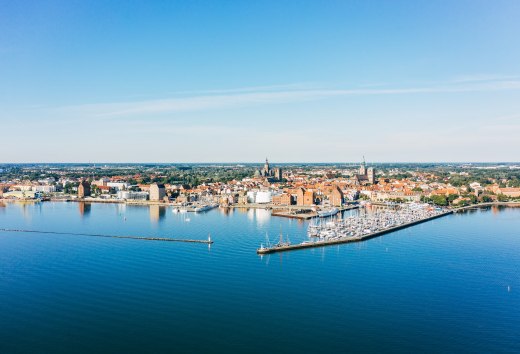 Am stimmungsvollsten nähert man sich per Fähre von Rügen., © TMV/Gänsicke