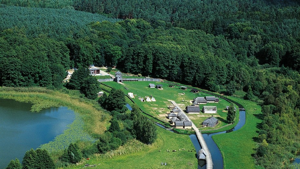 Im Freilichtmuseum Groß Raden inmitten des Sternberger Seenlandes die Kultur der slawischen Stämme hautnah erleben, © TMV/Werk3