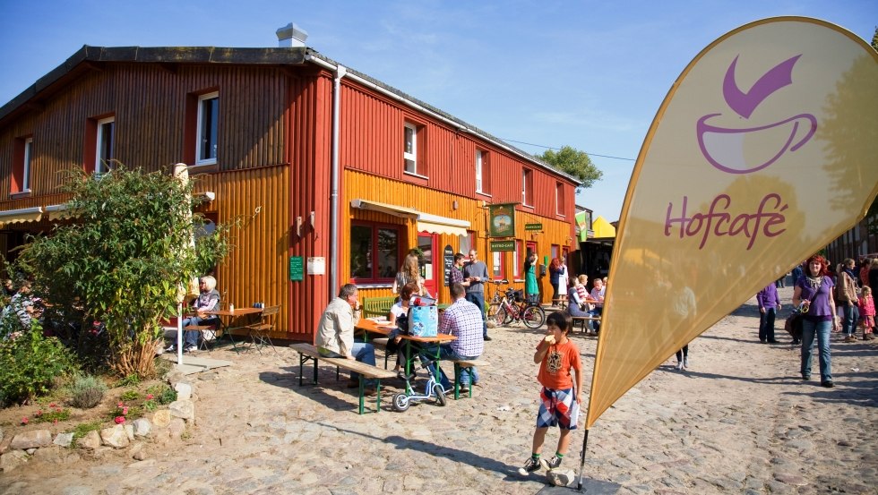 Auf der Terrasse des Hofcafés gemütlich sitzen und die regionalen Produkte genießen, © Hofladen Medewege/tokati