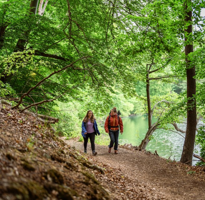 907 Kilometer einmal quer durch die Naturparke von Mecklenburg-Vorpommern: Der Naturparkweg bietet unglaublich viel Abwechslung und ist perfekt für Neulinge geeignet. Marie und Linda wagen die Wanderung!, © TMV/Gross