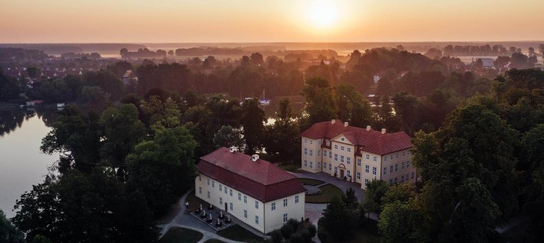 Schloss Mirow bei Sonnenaufgang, © TMV/Gänsike