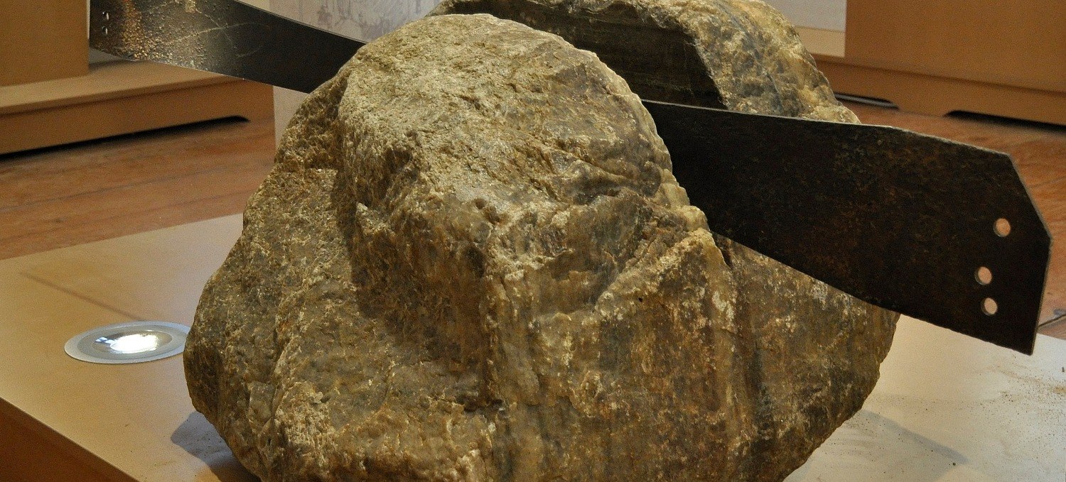 Stein mit Sägeblatt, © Stadtgeschichts- und Museumsverein Schwerin e.V.; Dr. Holger Martens