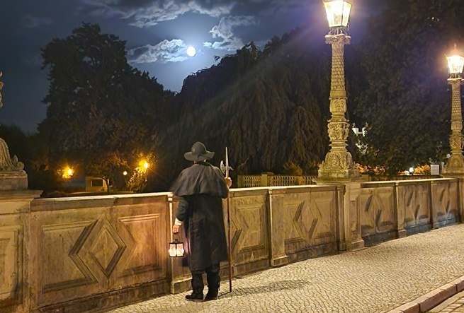 Nachtwächter auf der Brücke mit Blickrichtung zum Schloss bei Nacht., © Michael Kratt