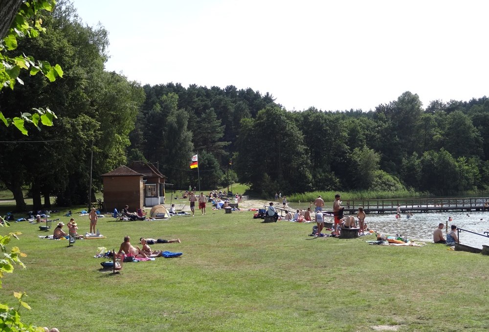 Liegewiese im Strandbad "Weißer See", © Mecklenburgische Kleinseenplatte Touristik GmbH