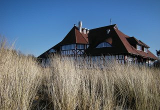 Direkt an der Seebrücke Zingst - das Kurhaus mit Tourismusinformation, © Sarah Kunze