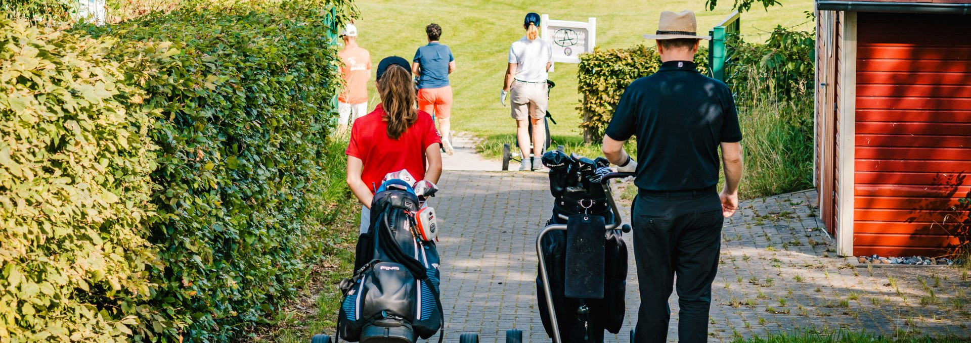 Golfspieler unterwegs auf dem Areal des Schlosses Ranzow, © Schloss Ranzow / FotoArt Mirko Boy