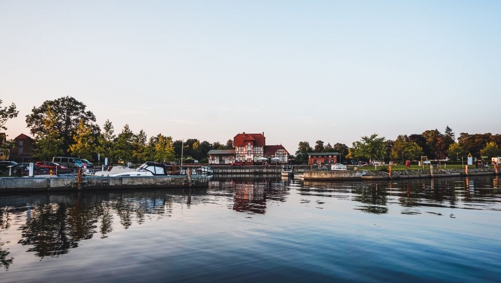 Der Hafen von Loitz mit seinem kristallblauem Wasser eignet sich gut für eine kleine Verschnaufspause nach einem langen Tag auf dem Wasser, © TMV/WorldonaBudget