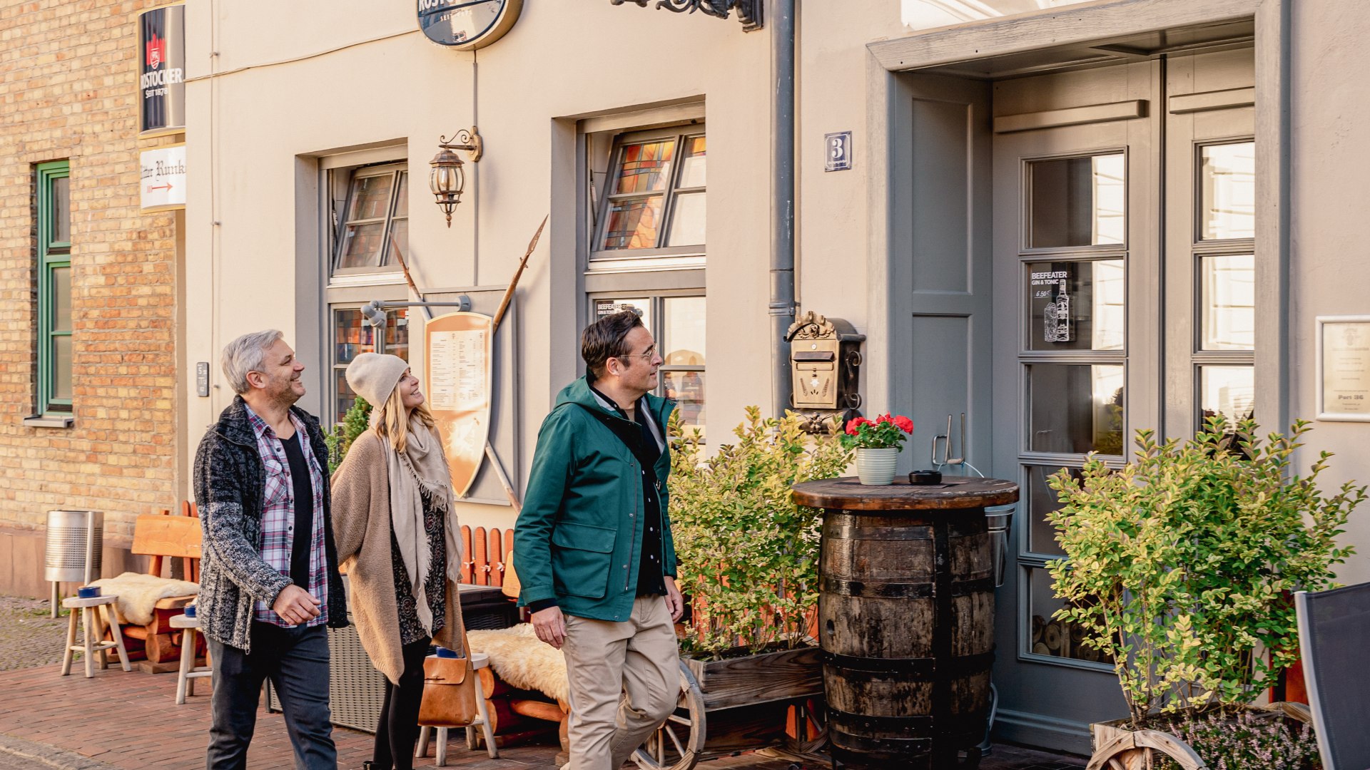 Ritter Runkel in der Altstadt von Rostock – dort wird beim kulinarischen Stadtrundgang ein Schälchen Kesselgulasch serviert, © TMV/Tiemann