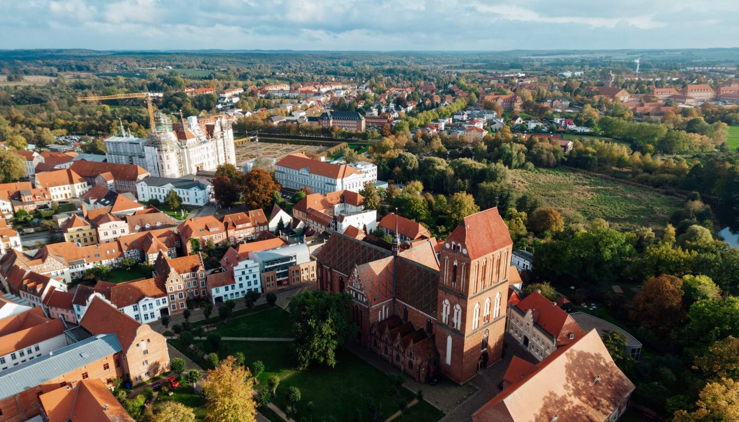 Schloss Güstrow und der Dom aus der Luft - Barlachstadt Güstrow