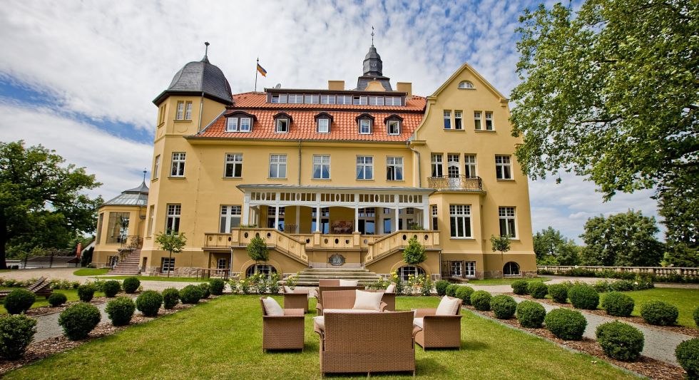 Blick auf den Park und das Bernsteinschloss Wendorf, © Schlosshotel Wendorf