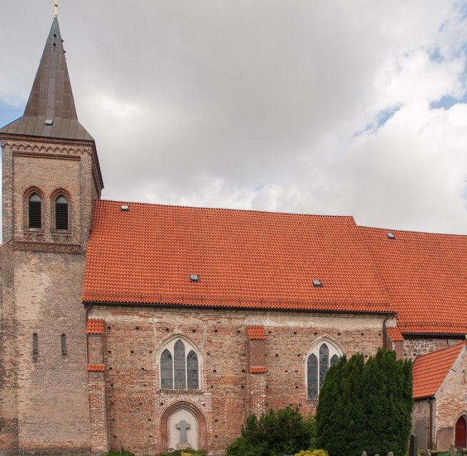 Die Kirche von der Südseite fotografiert., © Frank Burger