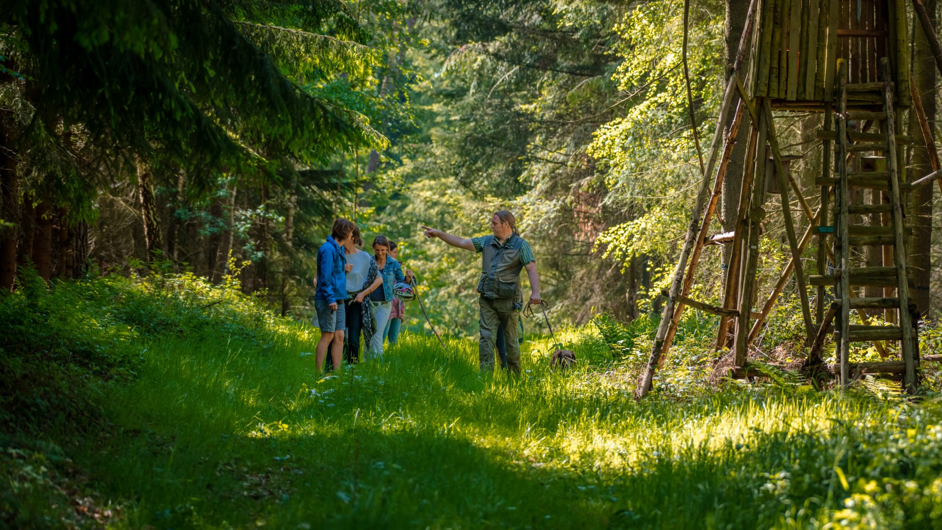 Unterwegs mit dem Förster Olaf durch das hofeigene Grünland., © TMV/Tiemann