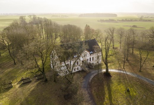 Sonnenuntergang über dem dem Gutshaus Zarchlin