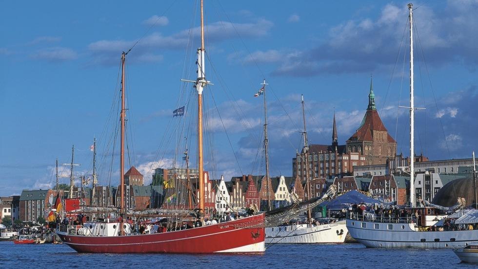 Maritime Geschäftigkeit: Großsegler im Hafen der Hansestadt Rostock, © TMV/Legrand