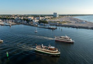 Ostsee vor Warnemünde mit Blick auf den Strand und Hotel NEPTUN, © Hotel NEPTUN