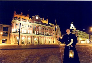 Der Rostocker Nachtwächter vor dem Rathaus, © HTR Hansetouristik Rostock