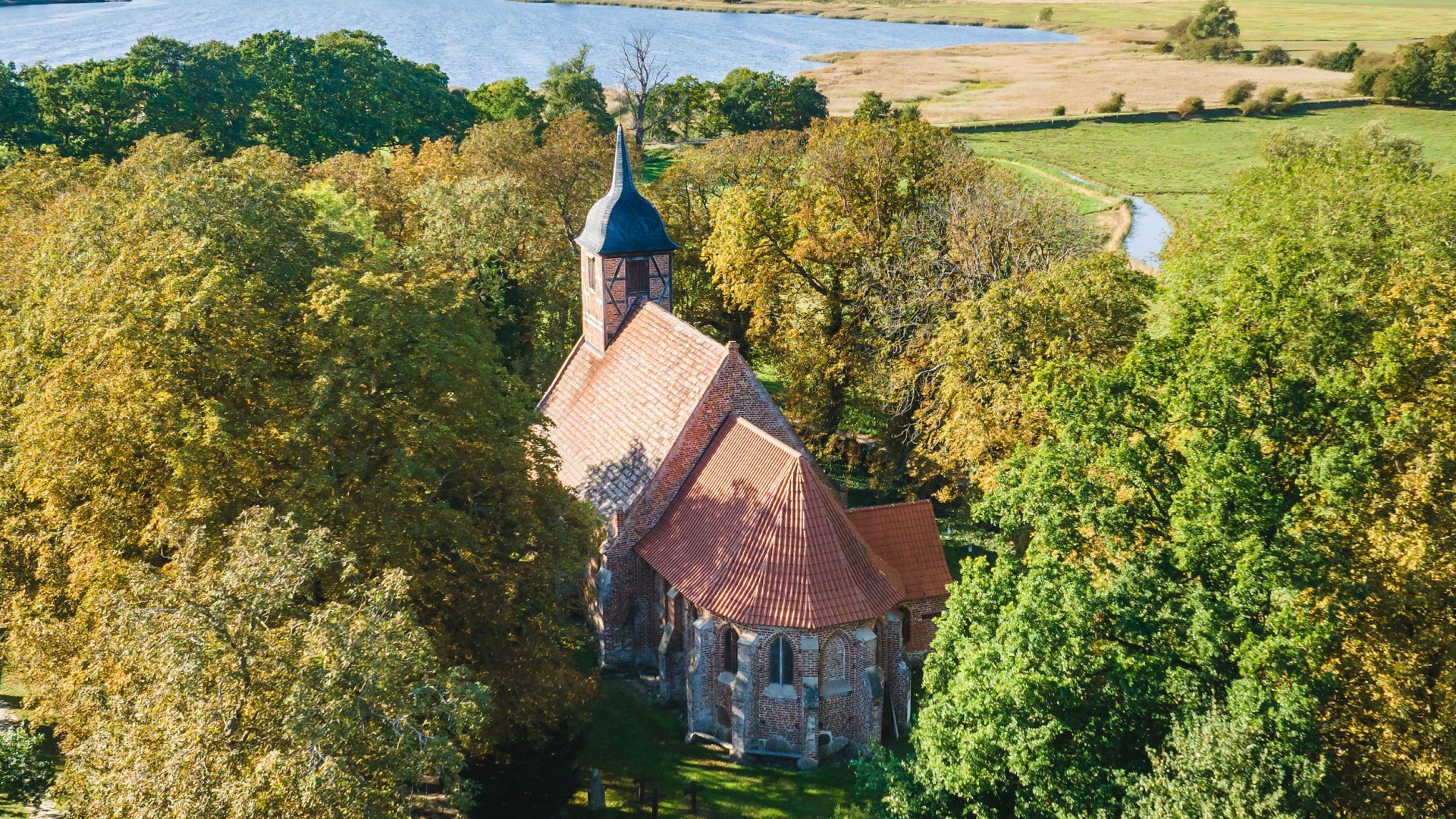 Erlebnisse garantiert: Die Fachwerkkirche in Landow ist eine Kultur- und Wegekirche, © TMV/Gross
