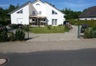 Haus im Birkenweg 19 18184 Roggentin Zum Einkaufcentrum Clobus 500m zum Centrum Rostock ca 4,5 km mit beiden Ferienwohnungen Parkplatz vorm Haus, © Wohnhaus