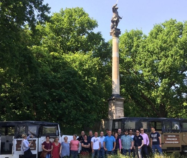 Reisegruppe vor der Preußensäule bei Groß Stresow, © Volker Barthmann