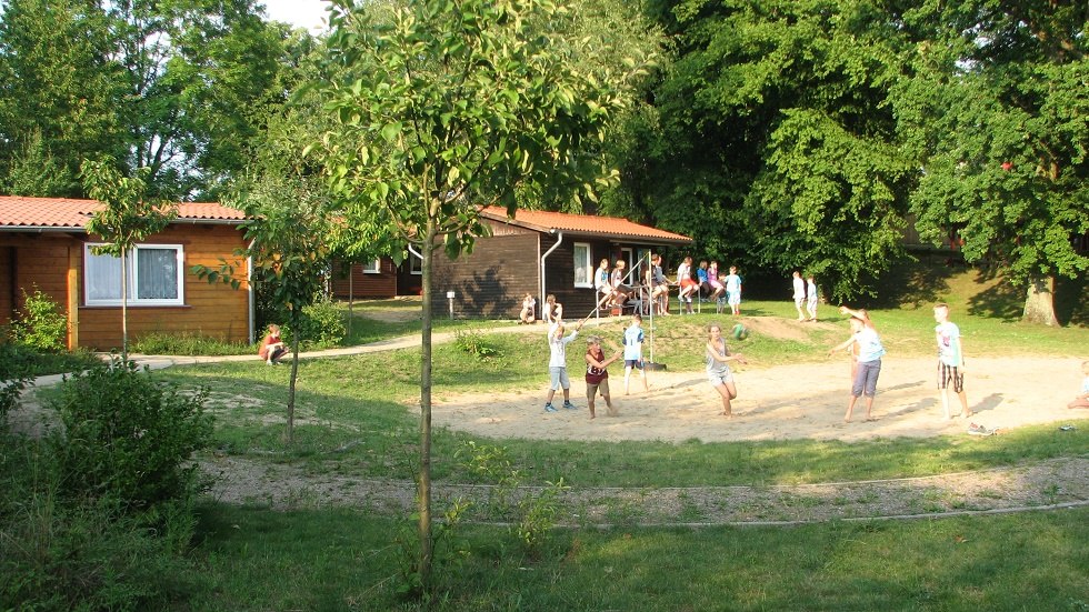 Freizeit auf dem Volleyballplatz der Waldschule., © Zebef e.V.