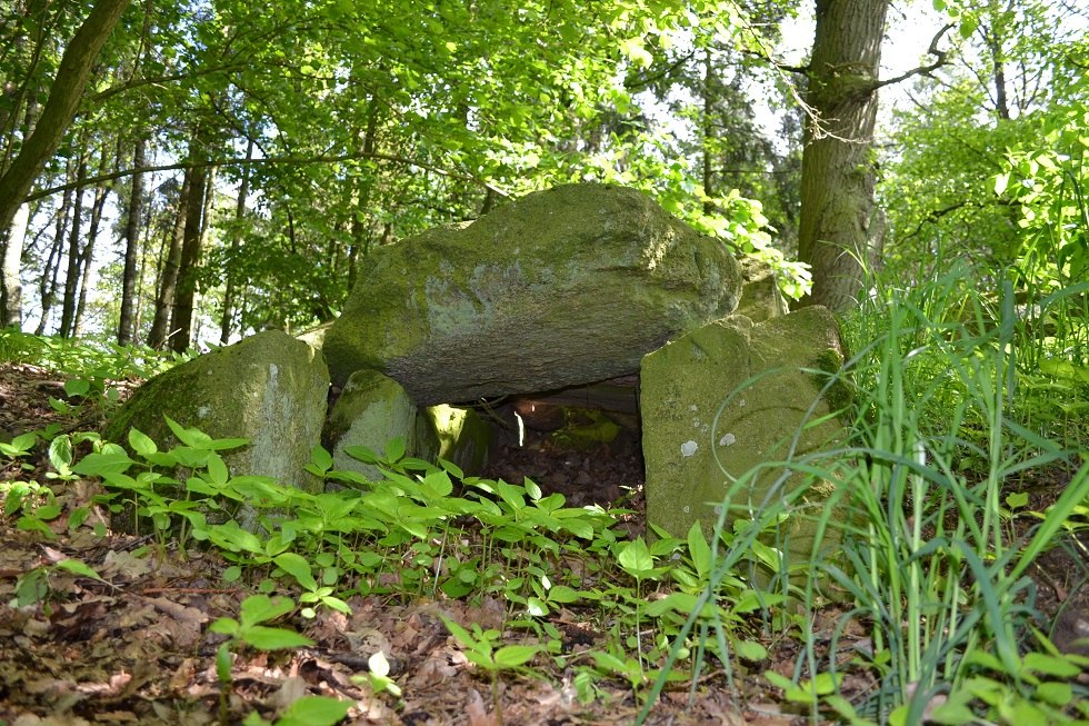 Riesige Decksteine liegen auf seitlichen Jochsteinen und bilden eine geschützte Kammer., © Lutz Werner