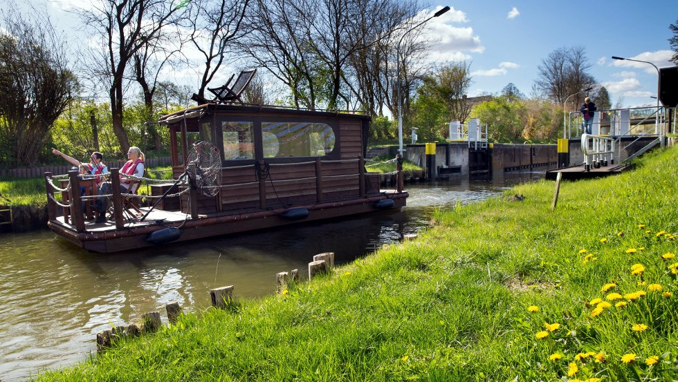 Durch die Schleuse geht die Abenteuerfahrt mit dem Floß über die Seen in Mecklenburg-Vorpommern weiter, © TMV/Läufer