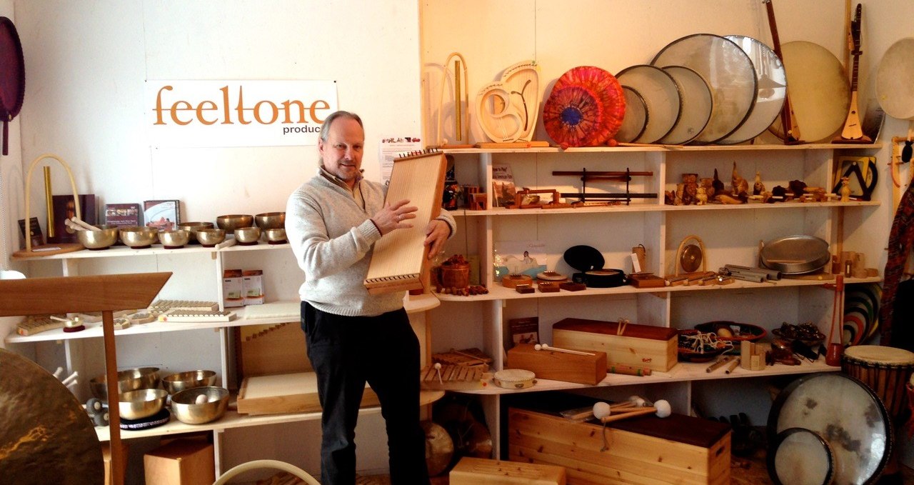 Ingo Böhme von feeltone mit einem Monochord im Verkaufsraum, © Martina Gläser-Böhme