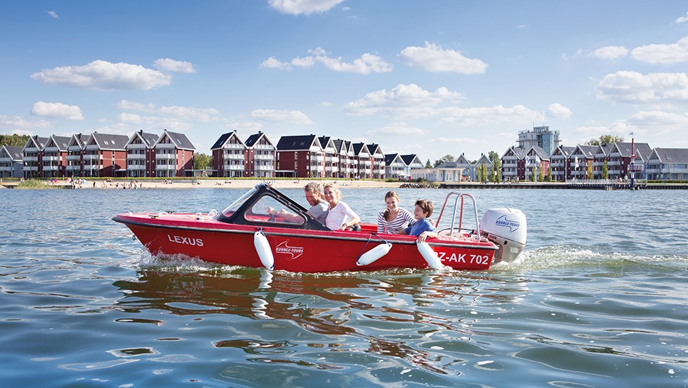 Der Ferienpark Müritz liegt in direkter Nachbarschaft zu einem Hafen mit Bootsvermietung, © Ferienpark Mirow GmbH