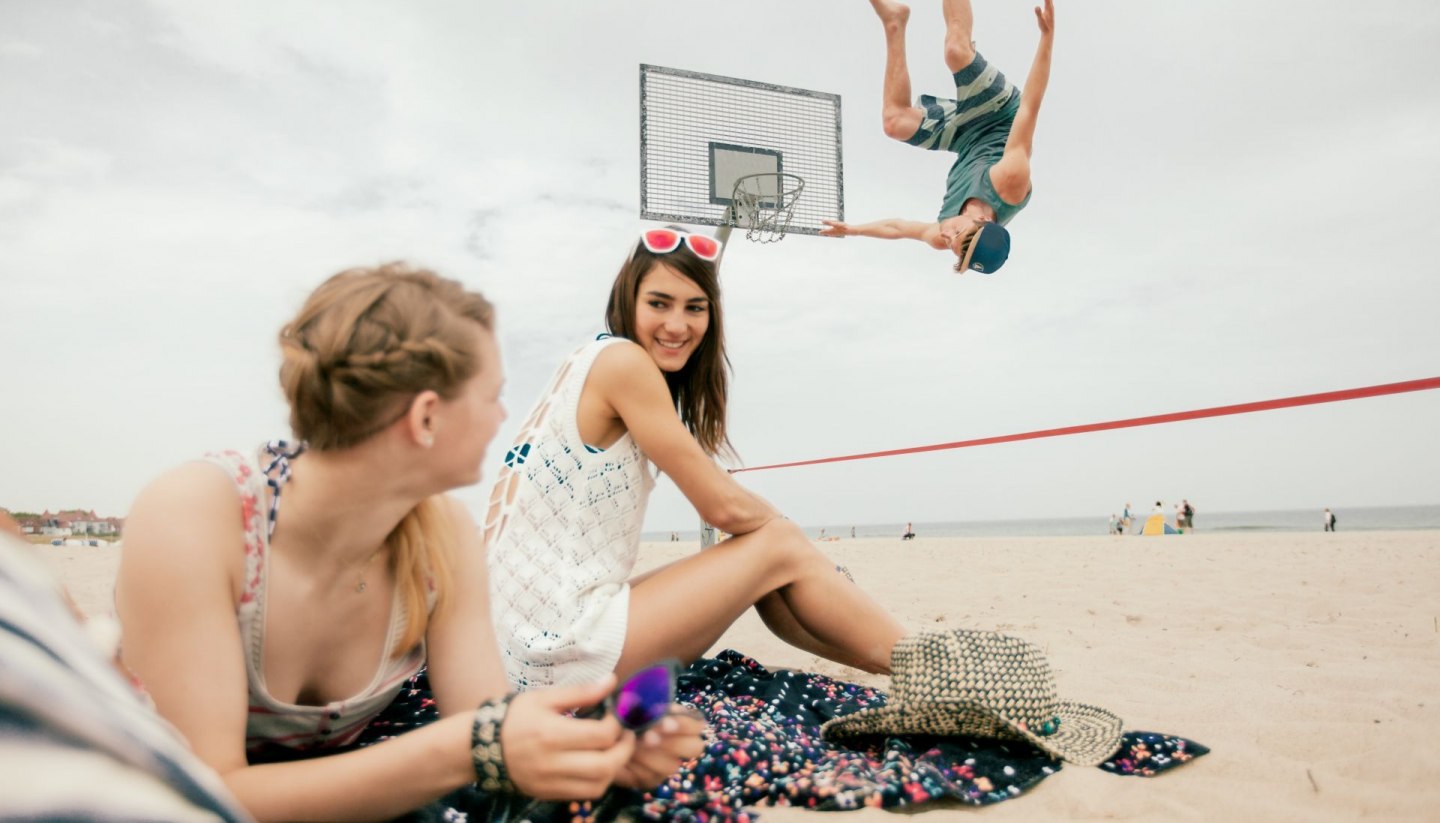 Slackline am Strand bei Sonne, © TMV/Timo Roth