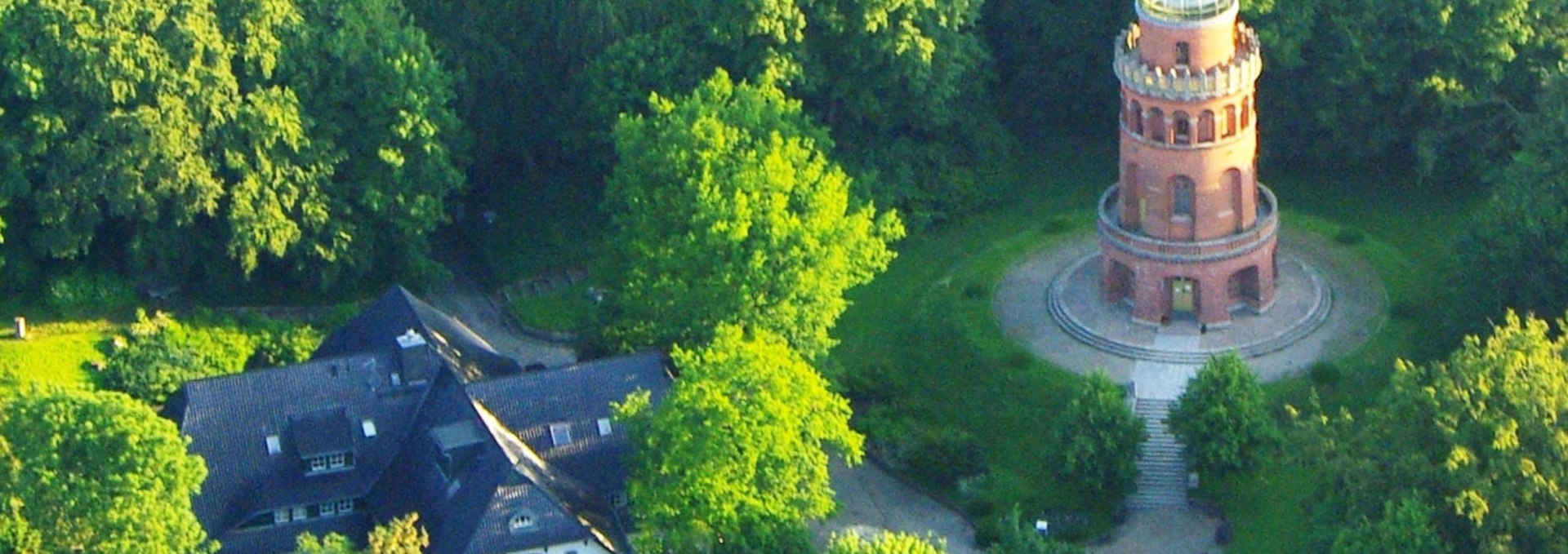 Ernst-Moritz-Arndt Turm mit dem Rugard Hotel, © Paul Dehn