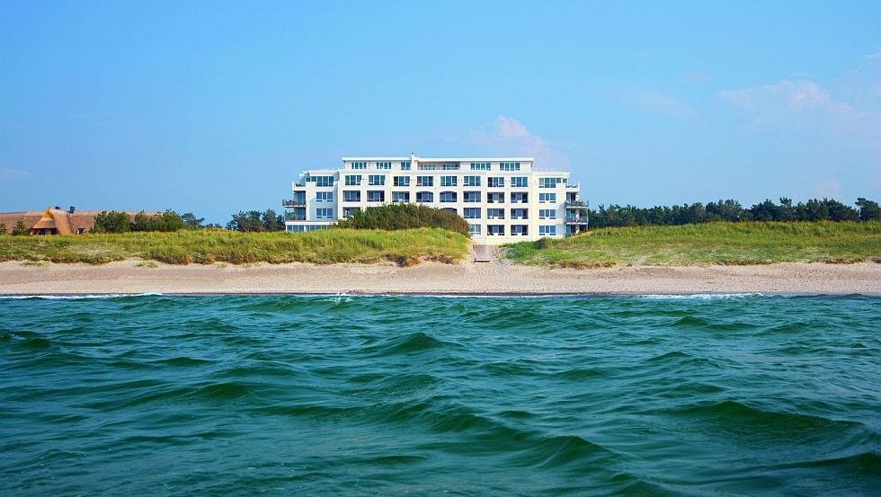 Direkt am Strand der Ostsee, auf der Düne gelegen mit dem besten Blick auf die ruhige Künstenlandschaft und die endlos weite See, © Strandhotel Dünenmeer