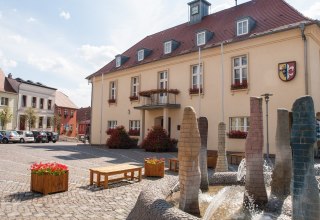 Der Tessiner Rathaus mit Springbrunnen im Vordergrund., © Frank Burger