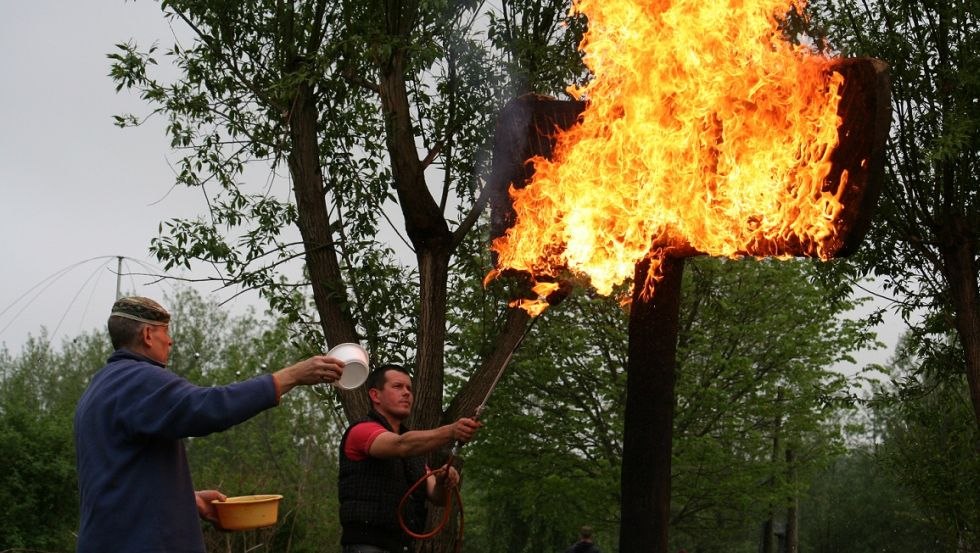 Brennendes Kunstwerk im Skulpturenpark, © Joachim Jung