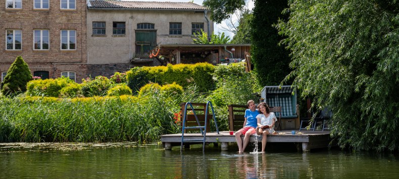 Landurlaub in der Mecklenburgischen Seenplatte: In der Natur ausspannen – das Haus am Gadowsee in Comthurey hat sogar einen eigenen Badesteg. , © TMV/Tiemann