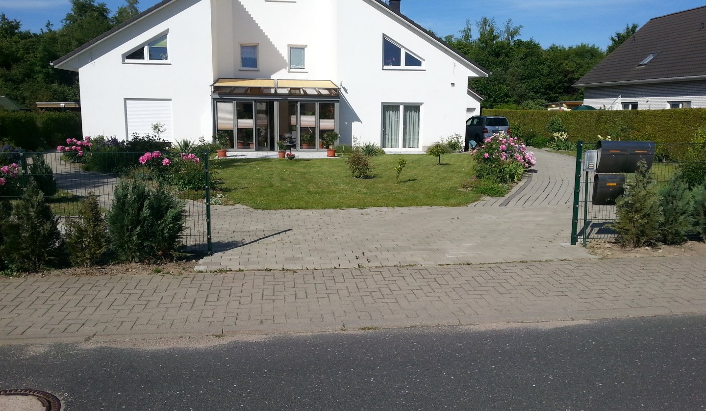 Haus im Birkenweg 19 18184 Roggentin Zum Einkaufcentrum Clobus 500m zum Centrum Rostock ca 4,5 km mit beiden Ferienwohnungen Parkplatz vorm Haus, © Wohnhaus