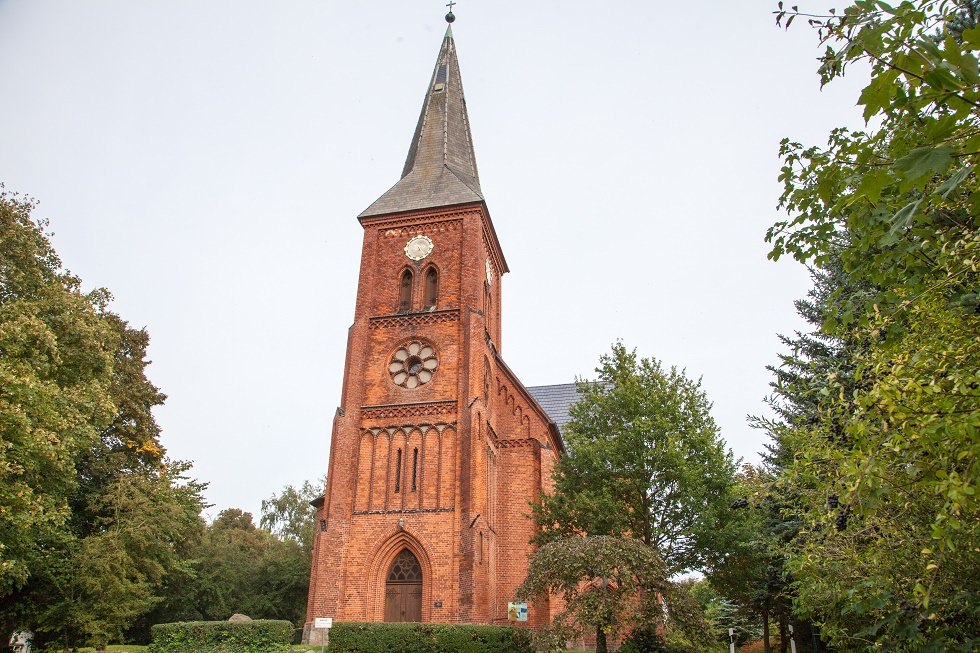 Die Dorfkirche Carlow von der Turmseite., © Frank Burger