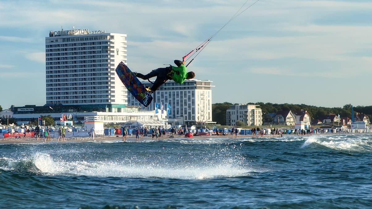 Ob Anfänger oder Profi: HW-Shapes bringt dich im Kitesurfen voran. In zweiköpfigen Gruppen wird individuell geschult. Hier in MV stehen euch unzählige Spots zur Verfügung - als Local vor Ort kennt HW-Shapes alle und berät dich gern in Sachen Spotwahl, Ausstattung und Unterkunft., © © Matthias Marx | HW-Shapes