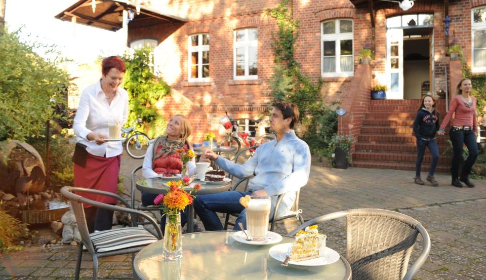 Gäste im Freien beim Kaffeetrinken, © TMV/Foto@Andreas-Duerst.de