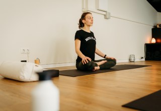 Eine Frau namens Josephine macht Yoga im MOVA PLACE - Yoga & Co. Studio, © Rügenlinse