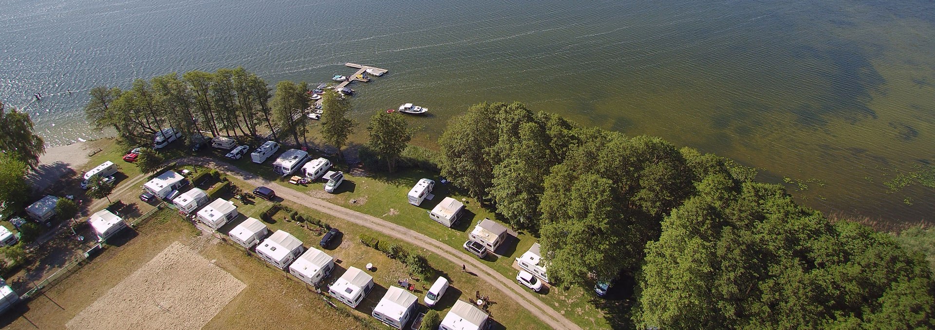 Luftbild eines Campingplatzabschnittes, © Amt Seenlandschaft Waren