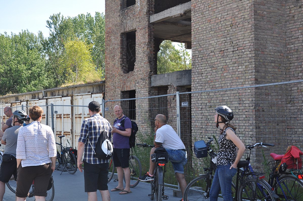 Radtour durch Anlage des geplanten „KdF-Seebades Rügen“, © Dokumentationszentrum Prora