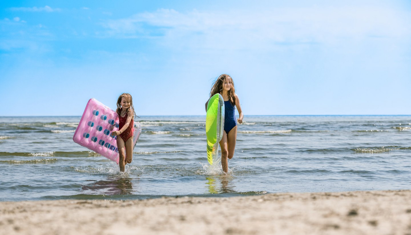 Familienurlaub auf der Insel Usedom. Die Strände hier sind der flach und feinsandig. Ideal für kleine Wassernixen., © TMV/Tiemann