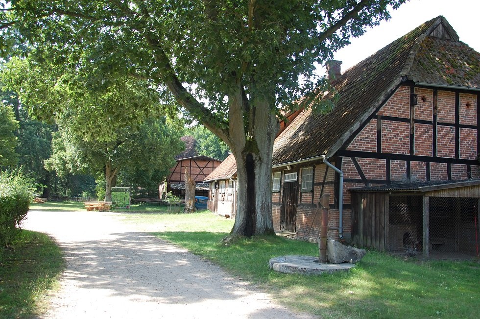 Das Forsthofensemble mit Brunnen., © Gabriele Skorupski