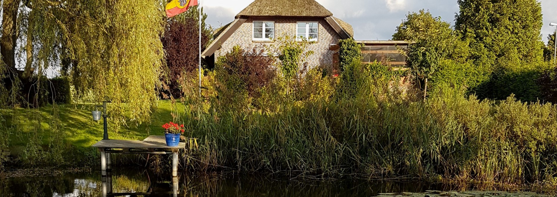 Unser Teich mit Blick auf´s Haus, © Carola Stier