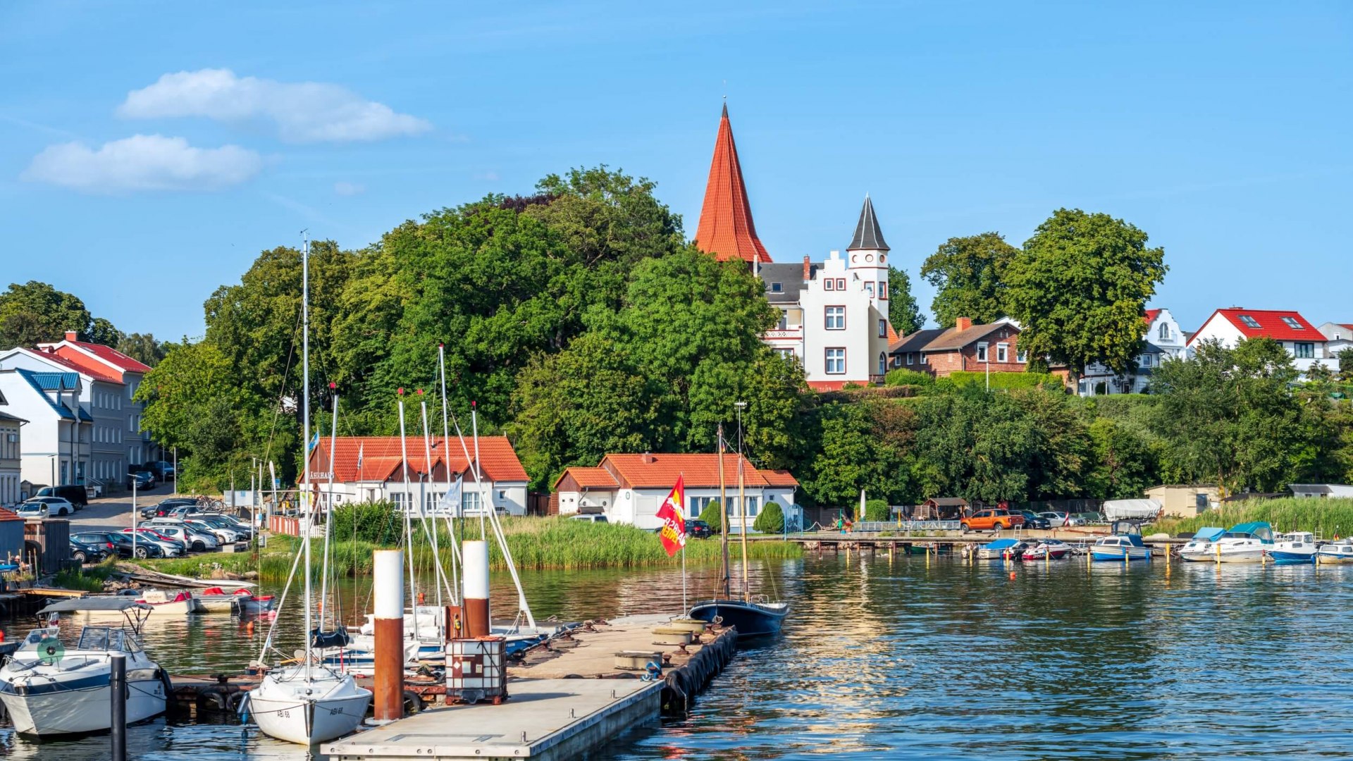 Liegt malerisch am anderen Ufer des Strelasunds: Altefähr mit St. Nikolai, © TMV/Tiemann