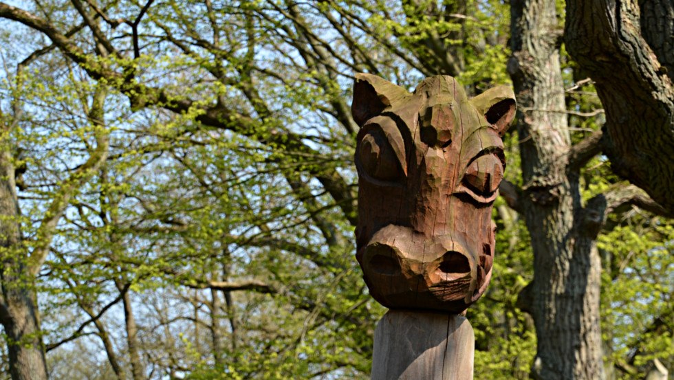 Die Stele mit dem Drachenkopf zeigt Ihnen die nächste Sagenstation, © Foto: Tourismusverband Mecklenburg-Schwerin